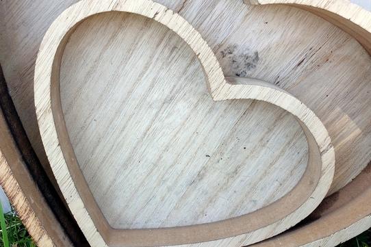 Zwei Holzherzen ineinander gesteckt