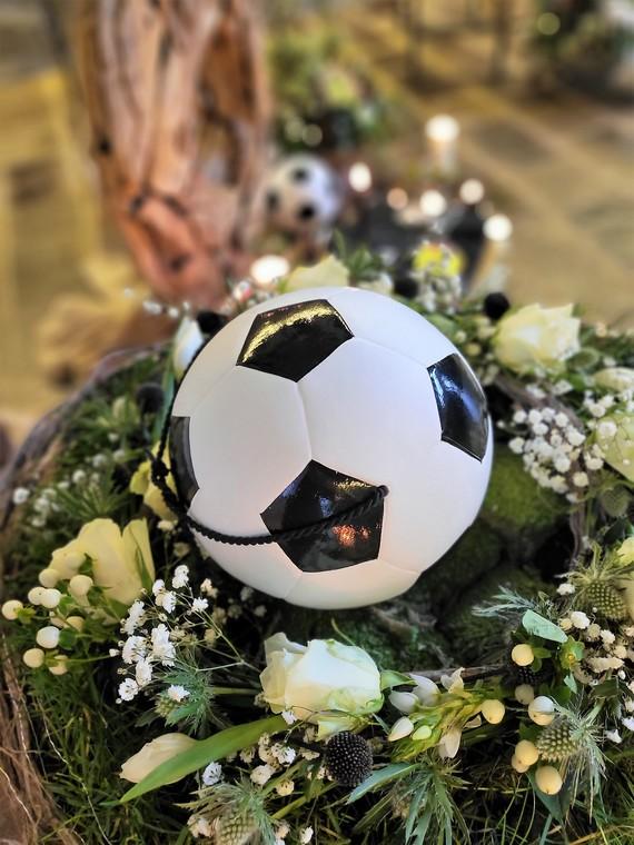 Kleine Fu&szlig;ball-Abbildung auf Blumengesteck